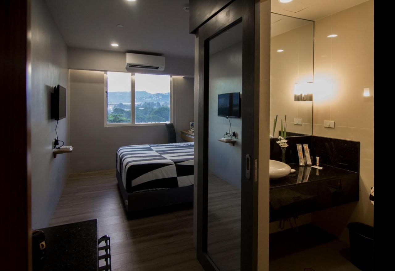 Cebu Hotel Plus Bagian luar foto