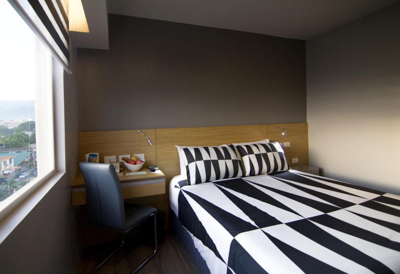 Cebu Hotel Plus Bagian luar foto